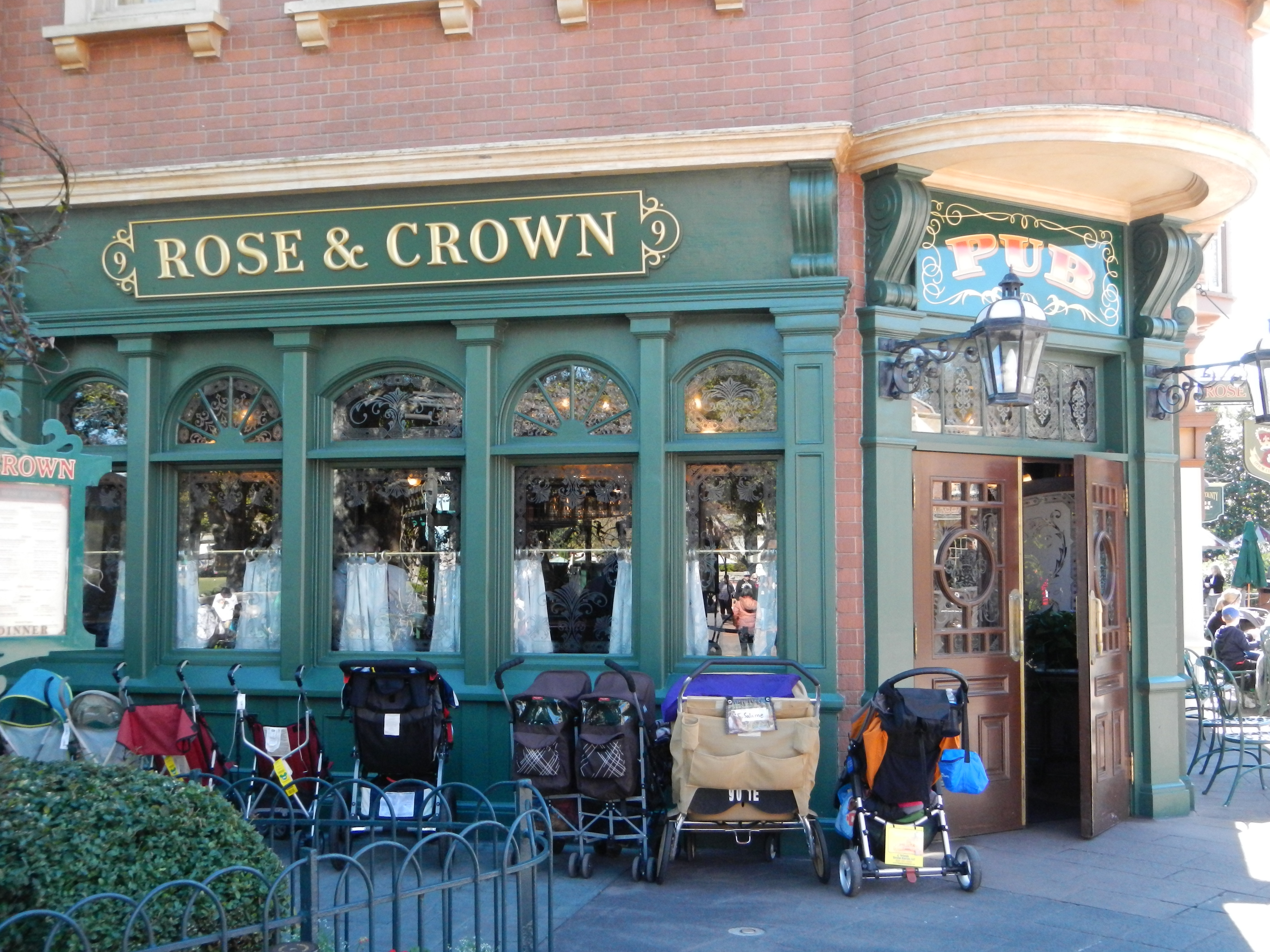 Epcot - UK - Rose and Crown Pub 1