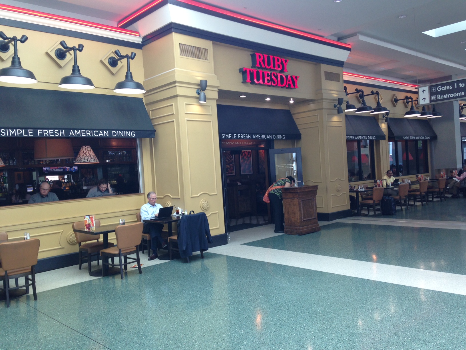 We had a snack at the Ruby Tuesday restaurant in the McGhee Tyson Airport in Knoxville.  Very convenient.
